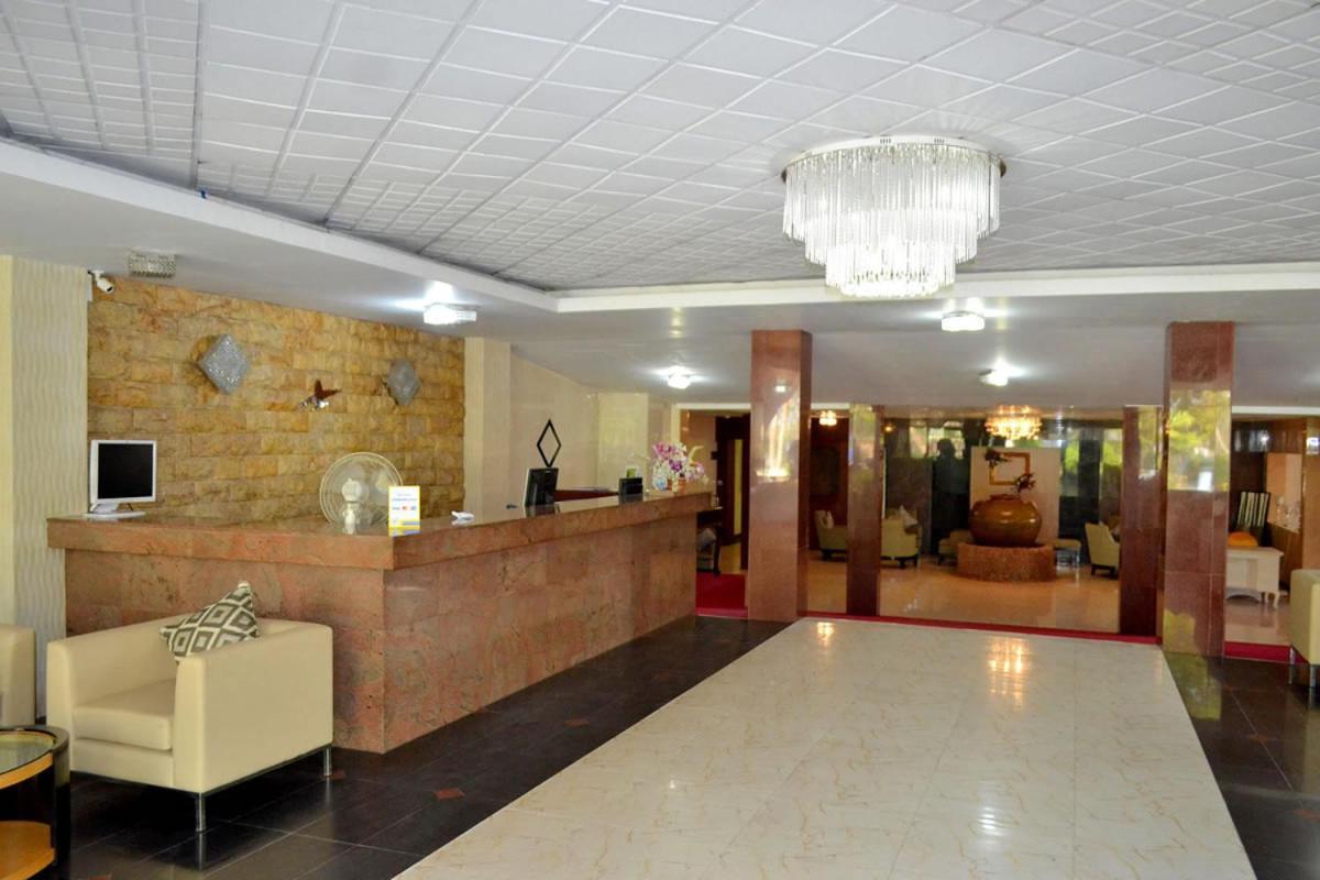 Good Wood Airport Hotel Катунаяка Экстерьер фото